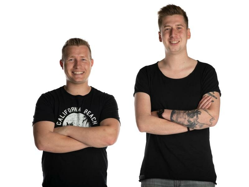 DJ Robin (l) & Schürze haben den Sommerhit des Jahres gelandet. Foto: Paul Pasytsch/Summerfield Records/dpa