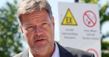Bundeswirtschaftsminister Robert Habeck (Grüne) spricht nach einem Besuch in einem Energiepark. Foto: Soeren Stache/dpa