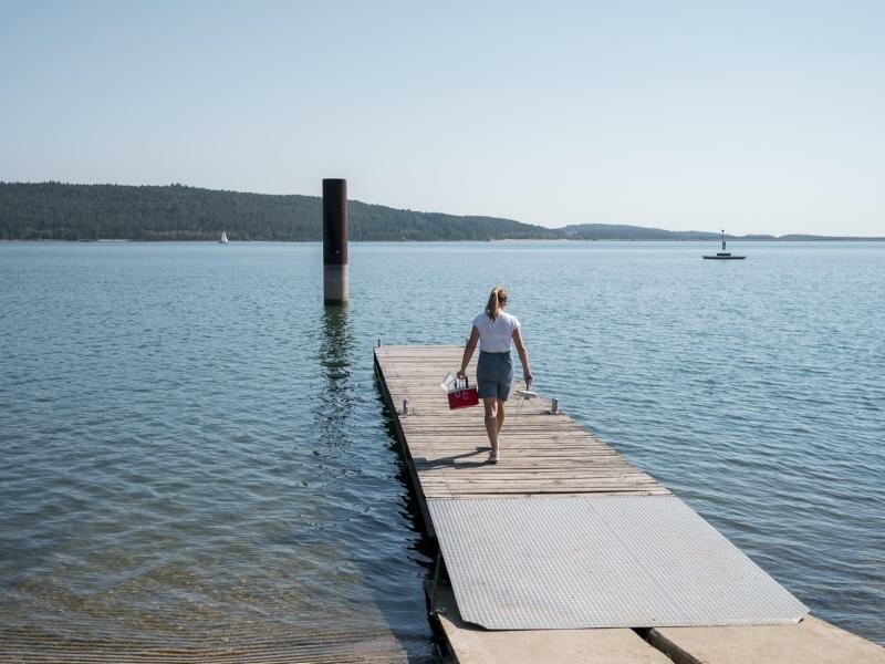 Julia Wittmann geht über einen Stag, um dort eine Wasserprobe zu entnehmen. Foto: Daniel Vogl/dpa