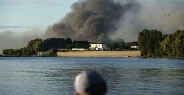 Rauch steigt auf nach einem russischen Raketenangriff auf eine Militäreinheit am Stadtrand von Kiew. Foto: David Goldman/AP/dpa