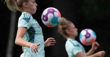 Die DFB-Frauen haben bei der EM die Erwartungen schon übertroffen: Laura Freigang (l) und Linda Dallmann beim Training. Foto: Sebastian Gollnow/dpa