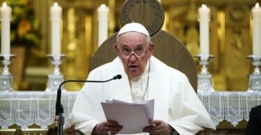 Papst Franziskus leitet einen Vespergottesdienst in der Kathedrale Notre Dame de Québec. Foto: John Locher/AP/dpa