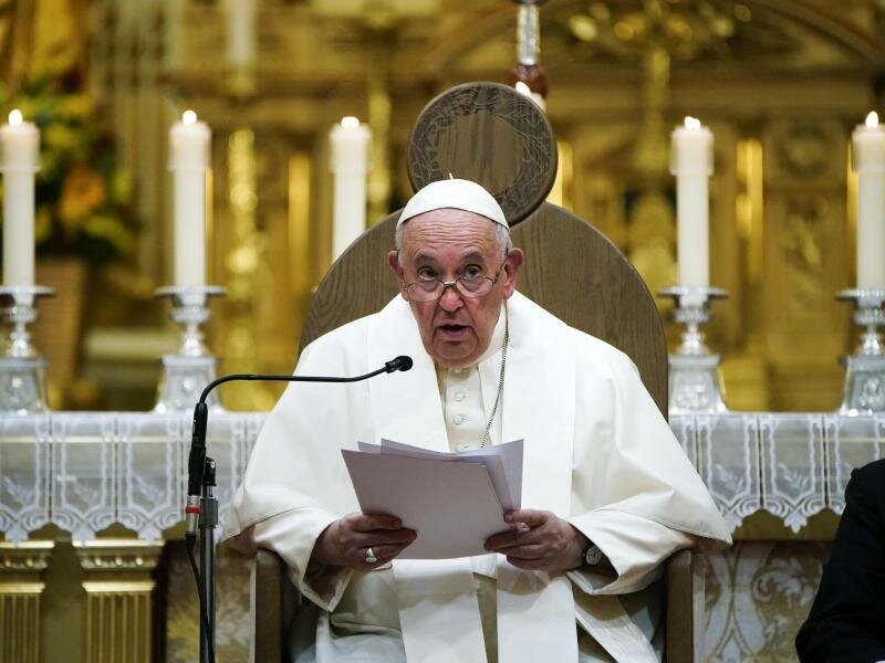 Papst Franziskus leitet einen Vespergottesdienst in der Kathedrale Notre Dame de Québec. Foto: John Locher/AP/dpa
