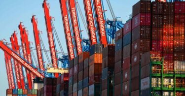 Containerschiffe liegen am Containerterminal Burchardkai in Hamburg. Das Bruttoinlandsprodukt stagniert. Foto: Christian Charisius/dpa