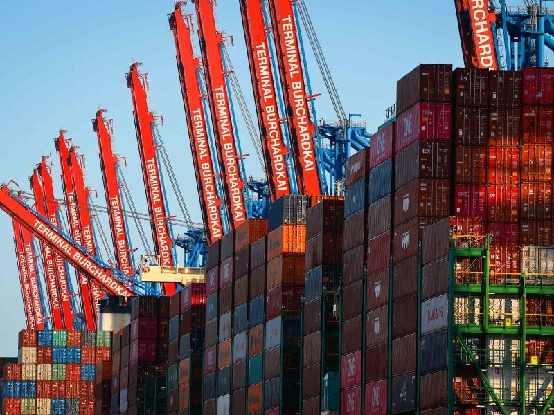 Containerschiffe liegen am Containerterminal Burchardkai in Hamburg. Das Bruttoinlandsprodukt stagniert. Foto: Christian Charisius/dpa
