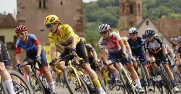 Marianne Vos sicherte sich den Tagessieg und bleibt im Gelben Trikot. Foto: Jean-Francois Badias/AP/dpa