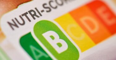 Der sogenannte «Nutri-Score», eine farbliche Nährwertkennzeichnung, auf einem Fertigprodukt. Foto: Patrick Pleul/dpa-Zentralbild/dpa