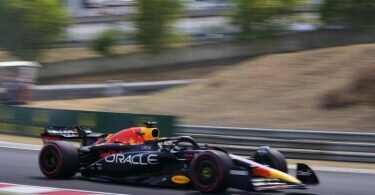 Max Verstappen reihte sich im Training in Ungarn hinter den beiden Ferraris ein. Foto: Darko Bandic/AP/dpa