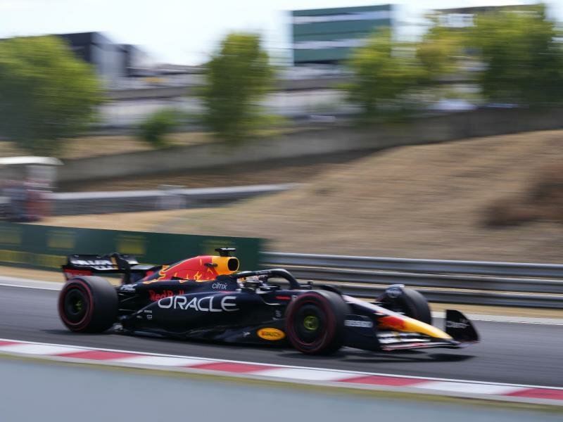 Max Verstappen reihte sich im Training in Ungarn hinter den beiden Ferraris ein. Foto: Darko Bandic/AP/dpa