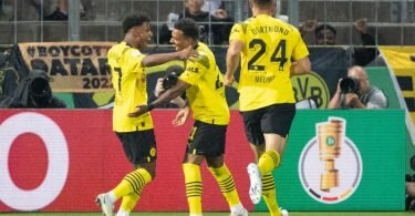 Dortmund-Neuzugang Karim Adeyemi (l-r), Torschütze Donyell Malen und Thomas Meunier feiern den frühen Führungstreffer bei 1860. Foto: Matthias Balk/dpa