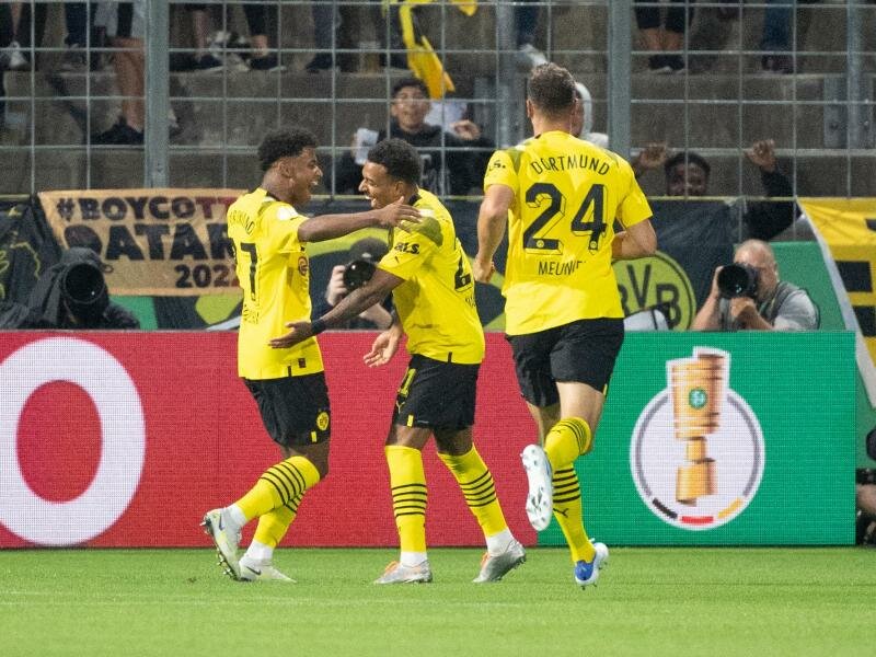 Dortmund-Neuzugang Karim Adeyemi (l-r), Torschütze Donyell Malen und Thomas Meunier feiern den frühen Führungstreffer bei 1860. Foto: Matthias Balk/dpa