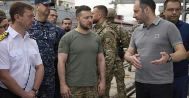 Ukraines Präsident Wolodymyr Selenskyj (M), besucht mit Botschaftern verschiedener Länder und UN-Beamten einen Hafen während der Verladung von Getreide auf ein türkisches Schiff. Foto: -/Ukrainian Presidential Press Office/AP/dpa