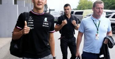 Mercedes-Pilot George Russell (l) startet in Budapest erstmals in seiner Karriere von der Pole Position. Foto: Darko Bandic/AP/dpa