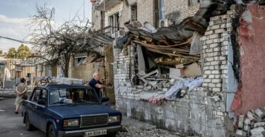 Russische Artilleriegeschosse haben im Stadtzentrum von Slowjansk einen Trümmerhaufen hinterlassen. Foto: Alex Chan Tsz Yuk/SOPA Images via ZUMA Press Wire/dpa
