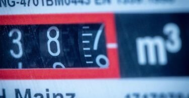 Das Zählwerk an einem Gastzähler zeigt den Verbrauch von Gas in einem Privathaushalt an. Foto: Jens Büttner/dpa