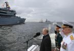 Der russische Präsident Wladimir Putin besichtigt Kriegsschiffe vor der großen Marine-Parade zum Tag der russischen Marine im Finnischen Meerbusen in St. Petersburg. Foto: Mikhail Klimentyev/Pool Sputnik Kremlin/AP/dpa