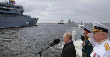 Der russische Präsident Wladimir Putin besichtigt Kriegsschiffe vor der großen Marine-Parade zum Tag der russischen Marine im Finnischen Meerbusen in St. Petersburg. Foto: Mikhail Klimentyev/Pool Sputnik Kremlin/AP/dpa