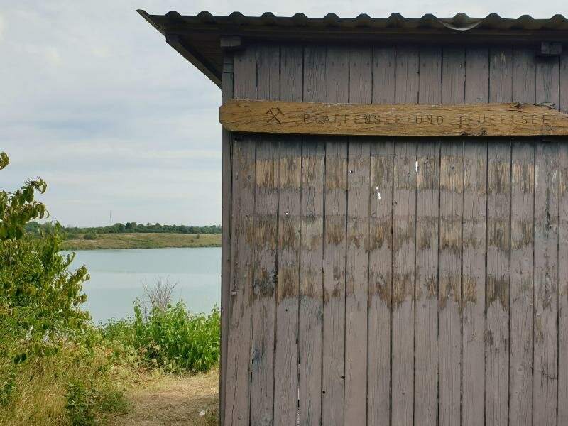 Der Teufelsee im hessischen Wetteraukreis. Dort ist nach dpa-Informationen ein 14-jähriges Mädchen tot aufgefunden worden. Foto: Carolin Eckenfels/dpa