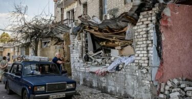 Ein Mann betrachtet die Ruinen von Wohngebäuden, nachdem russische Artilleriegeschosse das Stadtzentrum von Slowjansk getroffen haben. Foto: Alex Chan Tsz Yuk/SOPA Images via ZUMA Press Wire/dpa