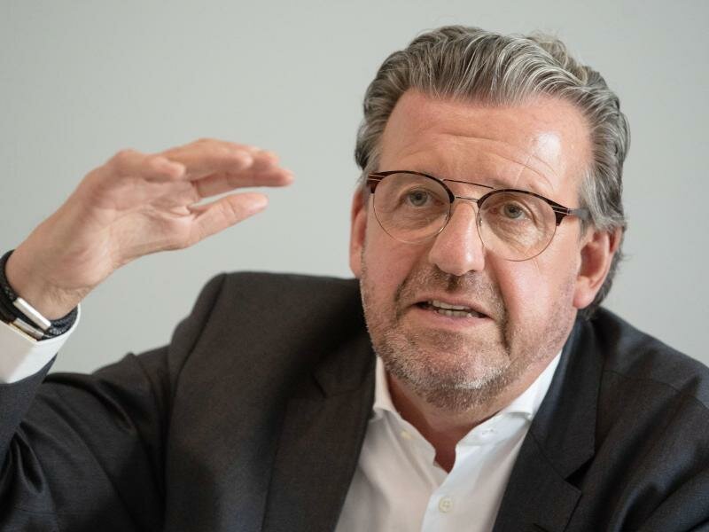 Der Präsident des Arbeitgeberverbandes Gesamtmetall will das Renteneintrittsalter auf 70 Jahre anheben. Foto: Marijan Murat/dpa