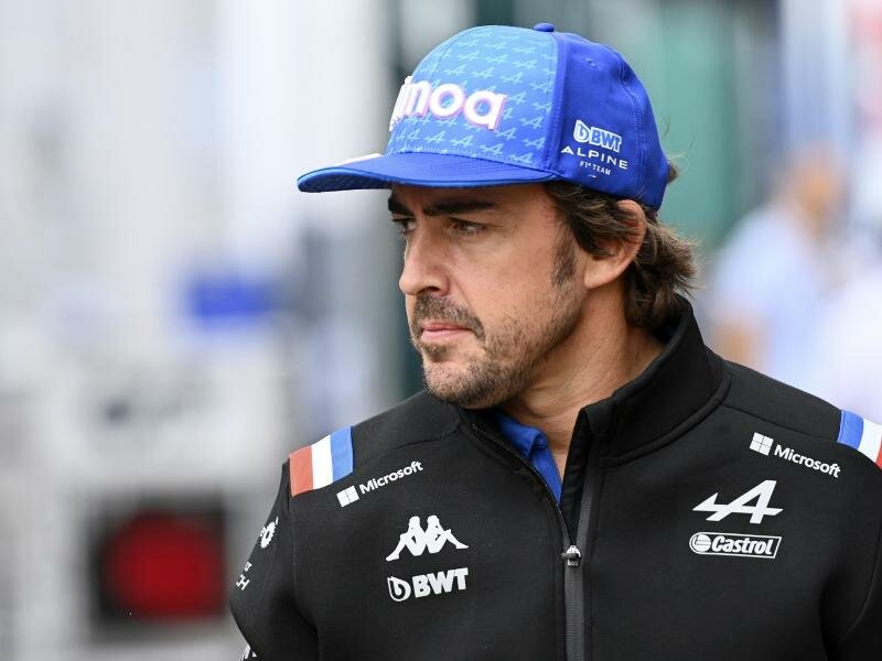 Wird bei Aston Martin das freiwerdende Cockpit von Sebastian Vettel übernehmen: Fernando Alonso. Foto: Anna Szilagyi/AP/dpa