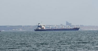 Der Massengutfrachter «Razoni» verlässt den Hafen von Odessa. Das unter der Flagge Sierra Leones fahrende Schiff befördert rund 26.000 Tonnen ukrainisches Getreide in den Libanon. Foto: Michael Shtekel/AP/dpa