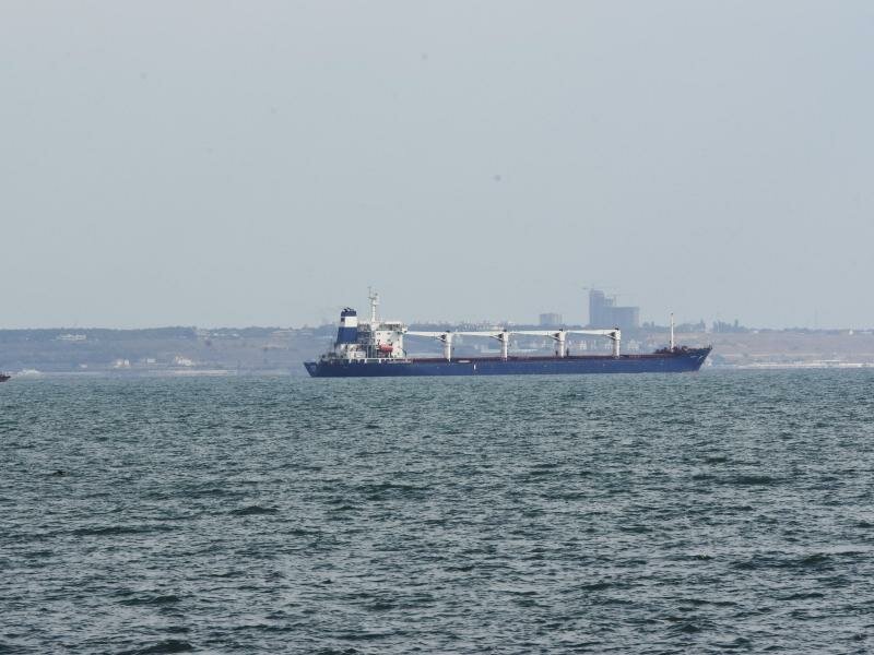 Der Massengutfrachter «Razoni» verlässt den Hafen von Odessa. Das unter der Flagge Sierra Leones fahrende Schiff befördert rund 26.000 Tonnen ukrainisches Getreide in den Libanon. Foto: Michael Shtekel/AP/dpa