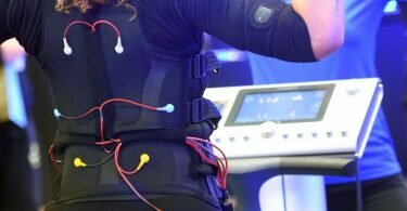 Bei einem EMS-Training trägt man eine verkabelte Weste und Manschetten, über die elektrische Impulse an den Körper weitergeleitet werden. Foto: Henning Kaiser/dpa-tmn