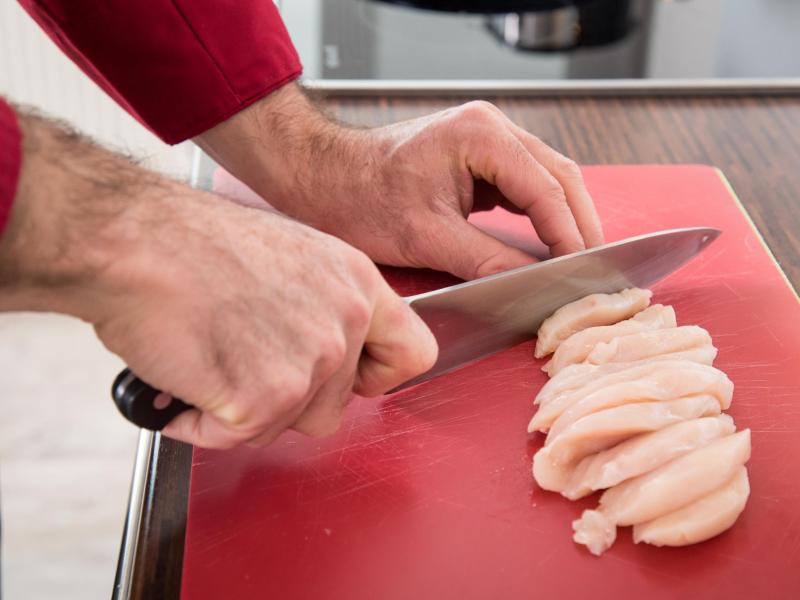 Fleisch schneidet man am besten auf einer Unterlage, die man gut reinigen kann. Foto: Christin Klose/dpa-tmn