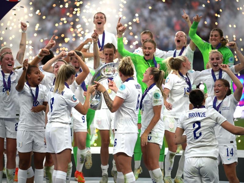 Englands Fußballerinnen feiern in London den EM-Titel. Foto: Sebastian Christoph Gollnow/dpa
