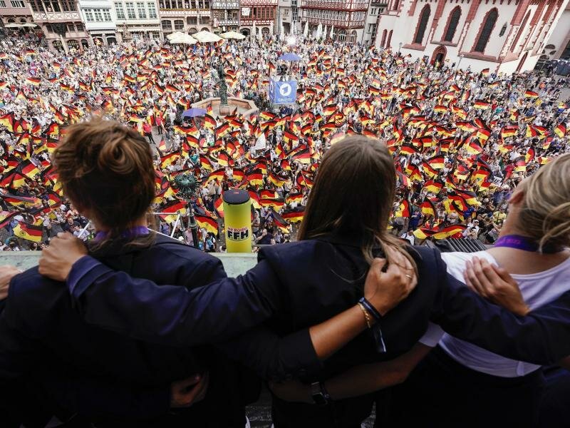 Die DFB-Frauen lassen sich von den begeisterten Anhängern in Frankfurt feiern. Foto: Uwe Anspach/dpa