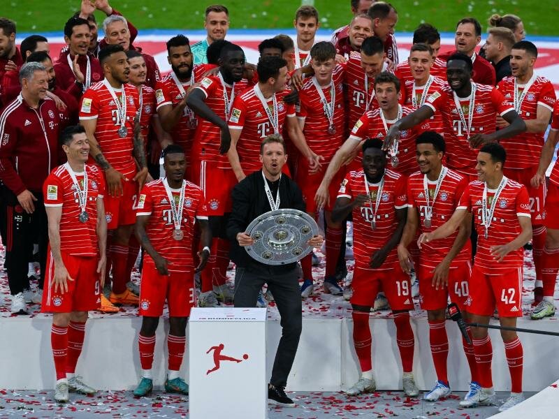 Für die Trainer und Manager der Bundesliga geht der FC Bayern als klarer Titelfavorit in die neue Saison. Foto: Sven Hoppe/dpa