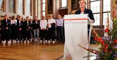 Bundestrainerin Martina Voss-Tecklenburg (r) hält im Römer vor der versammelten Mannschaft eine Ansprache. Foto: Uwe Anspach/dpa