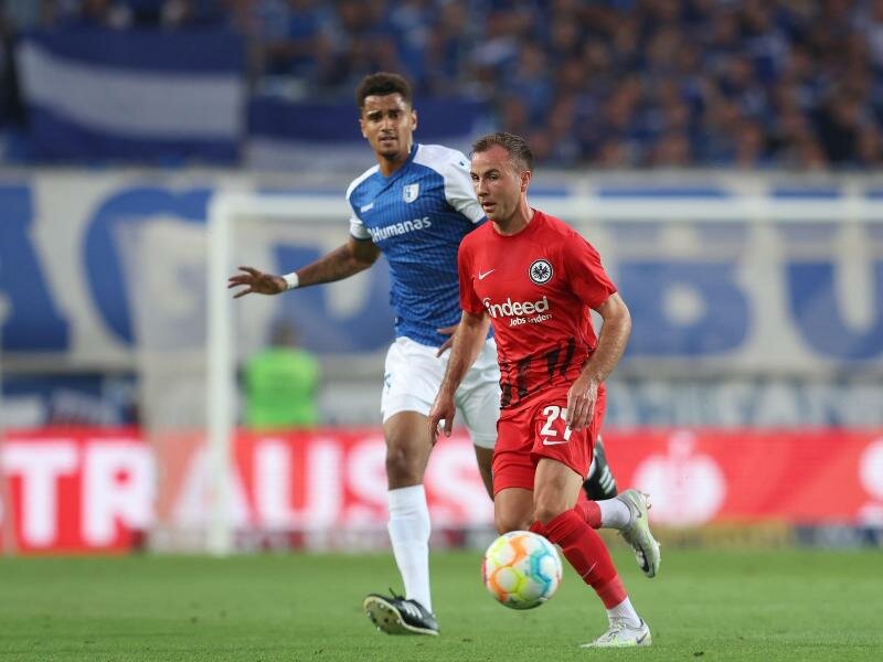Mario Götze (r) gab sein Pflichtspiel-Debüt für die Eintracht. Foto: Ronny Hartmann/dpa-Zentralbild/dpa