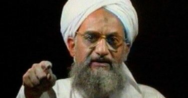 Aiman al-Sawahiri, damaliger stellvertretender Führer der Terrororganisation Al-Kaida, spricht im Jahr 2006 im arabischen Nachrichtensender Al-Jazeera. Foto: Anonymous/AL-JAZEERA/AP/dpa