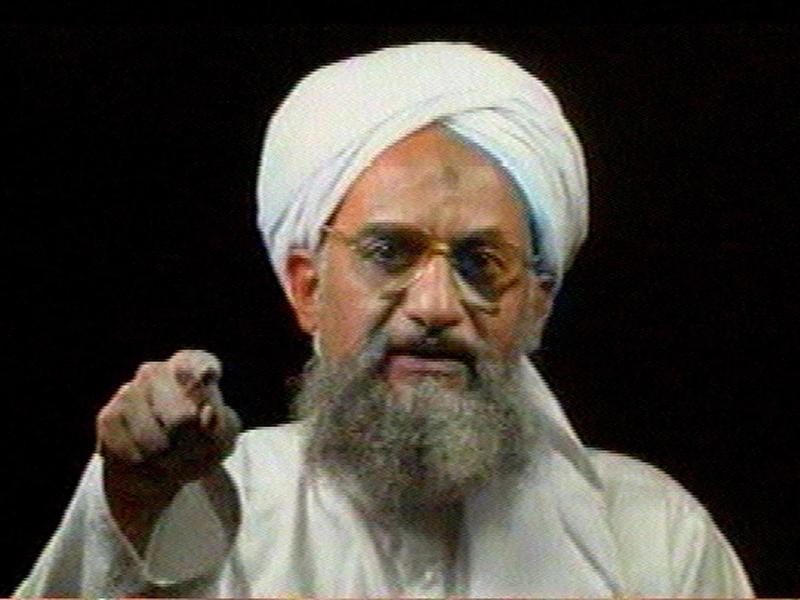 Aiman al-Sawahiri, damaliger stellvertretender Führer der Terrororganisation Al-Kaida, spricht im Jahr 2006 im arabischen Nachrichtensender Al-Jazeera. Foto: Anonymous/AL-JAZEERA/AP/dpa