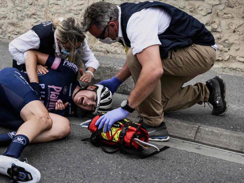Verletzte sich bei ihrem Sturz schwerer als ursprünglich angenommen: Laura Süßemilch. Foto: Jeff Pachoud/AFP/dpa