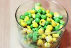 Kein Schnippeln nötig: Der Erbsen-Mais-Salat eignet sich auch als idealer Schulsnack. Foto: Stefan Brandel/ProVeg/dpa-tmn