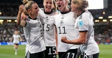 Alexandra Popp (2.vr) jubelt mit ihren Teamkolleginnen. Sie und vier weitere deutsche Spielerinnen wurden als Teil der beste WM-Elf ausgezeichnet. Foto: Nick Potts/PA Wire/dpa