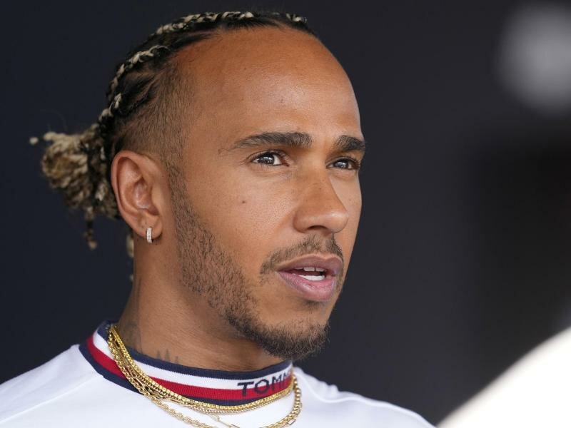 Der Formel-1-Star Lewis Hamilton wird Miteigentümer beim NFL-Team Denver Broncos. Foto: Darko Bandic/AP/dpa