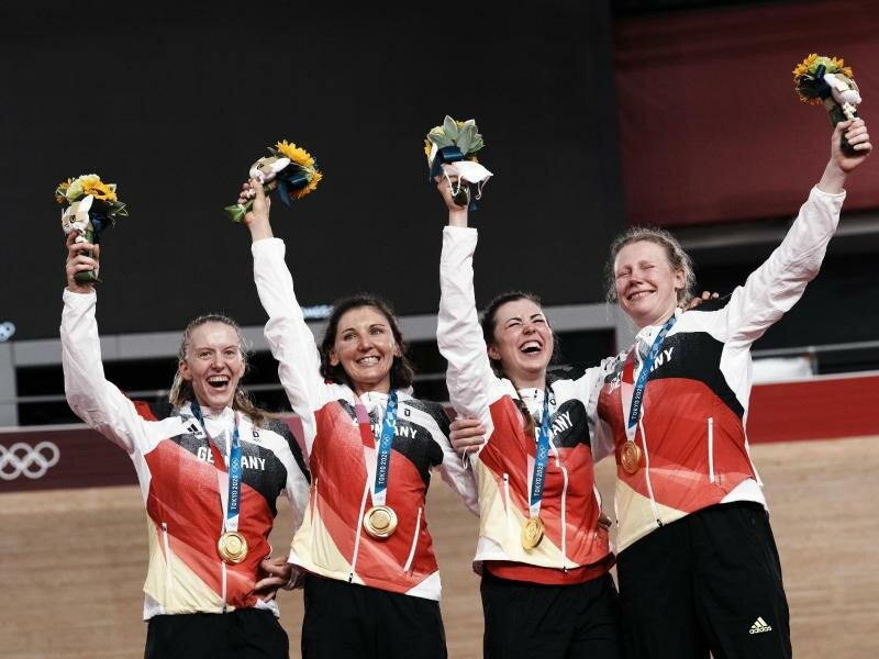 Für Lisa Brennauer (2.v.l.) das ganz große Highlight: Der Olympiasieg im Bahnrad-Vierer in Tokio mit Franziska Brauße, Lisa Klein und Mieke Kröger. Foto: Thibault Camus/AP/dpa