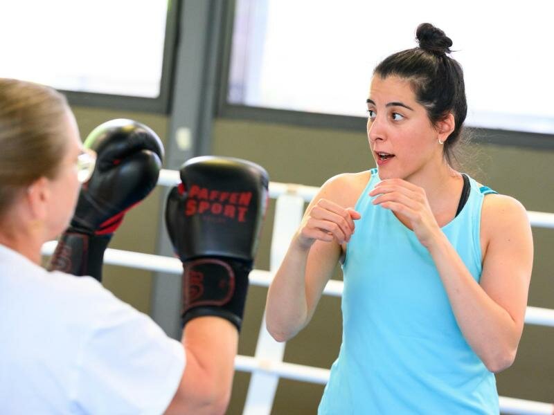 Dilar Kisikyol ist Profiboxerin und Sozialpädagogin und leitet in Hamburg eine Gruppe von elf Frauen, die an Parkinson erkrankt sind und Boxtraining absolvieren. Foto: Jonas Walzberg/dpa