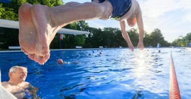 Guter Ort bei Hitze:&nbsp;Werner Meyer (80) springt im Freibad Annabad in Hannover ins Wasser. Foto: Julian Stratenschulte/dpa