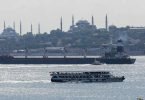 Die unter der Flagge Sierra Leones fahrende Razoni, die mit 26.000 Tonnen Mais beladen ist, ist das erste Frachtschiff, das die Ukraine seit der russischen Invasion verlassen hat. Sein Endziel ist der Libanon. Foto: Tolga Ildun/ZUMA Press Wire/dpa