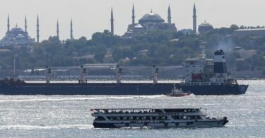 Die unter der Flagge Sierra Leones fahrende Razoni, die mit 26.000 Tonnen Mais beladen ist, ist das erste Frachtschiff, das die Ukraine seit der russischen Invasion verlassen hat. Sein Endziel ist der Libanon. Foto: Tolga Ildun/ZUMA Press Wire/dpa