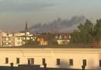 Schwarzer Rauch über Berlin: Nach einr versehentlichen Detonation auf einem Sprengplatz in Grunewald brennt ein angrenzender Wald. Foto: Gerd Roth/dpa