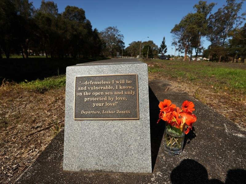 Eine Gedenktafel für die deutsche Rucksacktouristin Simone Strobel steht vor dem Lismore Centra Tourist Park in Lismore. Foto: Jason O'brien/AAP/dpa