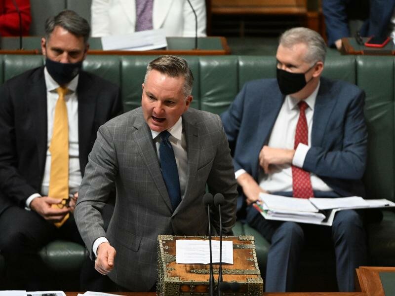 Chris Bowen, Klimaminister von Australien, spricht während der Fragestunde im Repräsentantenhaus im Parlamentsgebäude. Das Repräsentantenhaus hat zum ersten Mal ein Klimagesetz verabschiedet. Foto: Mick Tsikas/AAP/dpa