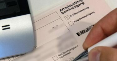Angesichts einer Corona-Sommerwelle soll mit der Wiedereinführung der telefonischen Krankschreibung das Ansteckungsrisiko in Praxen minimiert werden. Foto: Paul Zinken/dpa-Zentralbild/dpa