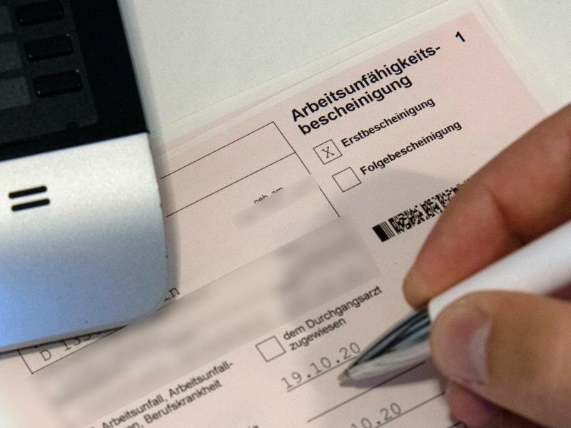 Angesichts einer Corona-Sommerwelle soll mit der Wiedereinführung der telefonischen Krankschreibung das Ansteckungsrisiko in Praxen minimiert werden. Foto: Paul Zinken/dpa-Zentralbild/dpa